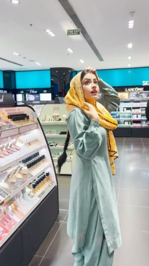 Simi Chahal Instagram - my situationship with makeup in real life 🥲

the #Sephora shoot 📸

Video by :  @directornarinder
Photography : @mr.jphotography_ 
Makeup : @kashish_art 
Hair : @sami_iran_hair

@sephora