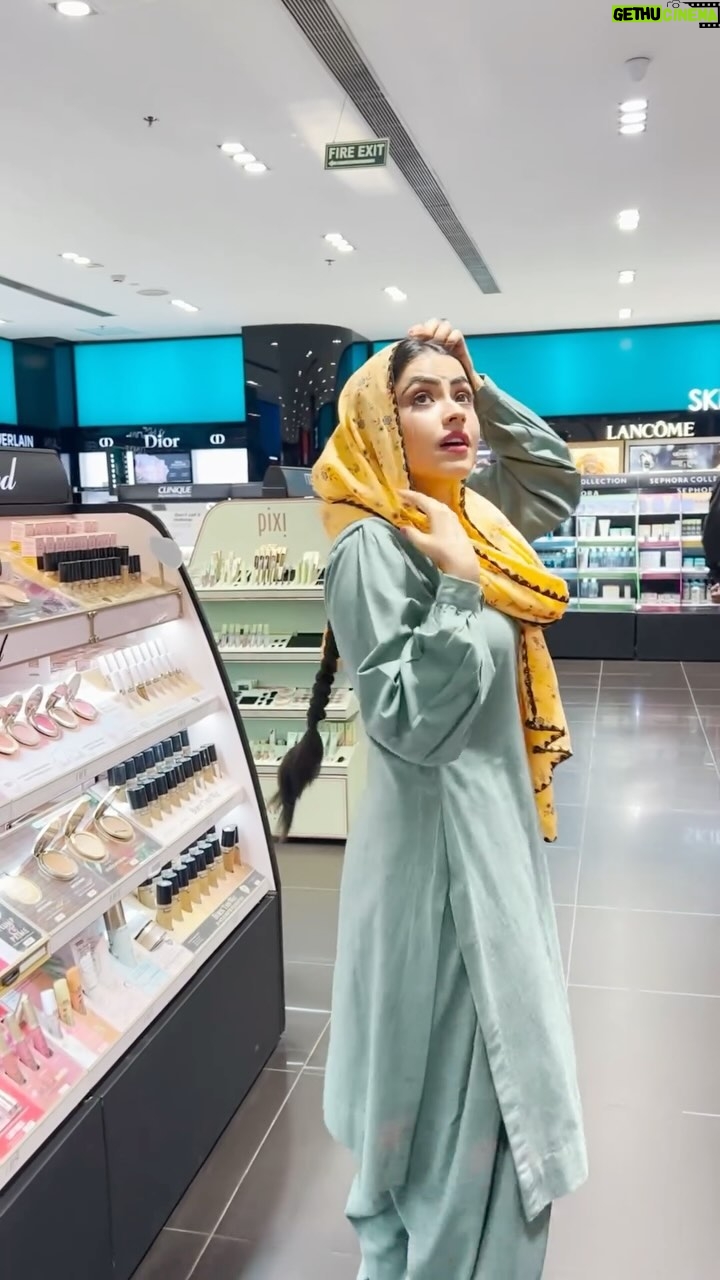 Simi Chahal - 143K Likes - my situationship with makeup in real life 🥲
the #Sephora shoot 📸
Video by : @directornarinder
Photography : @mr.jphotography_
Makeup : @kashish_art
Hair : @sami_iran_hair
@sephora