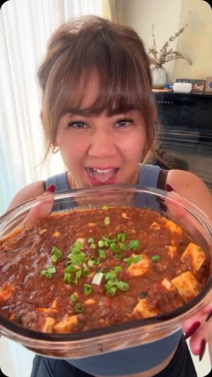 Sissy Prescillia Instagram - ✨Mapo Tofu✨

Bahan : 
- 1 tofu
- 4 bawang putih 
- daun bawang
- 100 gr kornet
- 200 gr daging cincang
- 2 sdm doubanjiang (pasta cabai)
- 1 sdt chili flakes 
- 250 ml air
- 1 sdm saus tiram
- 1 sdt soy sauce
- 1 sdt gula
- 1/2 sdt garam (sesuai selera)
- 1 sdm maizena   2 sdm air
- Minyak wijen secukupnya

#MamaSissy #MomDaily #masak #Menu #recipe #Simple #fun #info #Cook #recook #food #menuviral #Reels  #sederhana #Kuliner #nusantara #kreasi #Indonesia #Instagood #Instafood