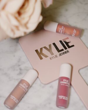Sita Chutipaworakarn Instagram - Must Have!! สวยจัดเต็มแบบตัวแม่สวมมงกับ 2 Items ใหม่ล่าสุดจาก Kylie Cosmetics ที่ สาวๆ ห้ามพลาด! 

💄 Supple Kiss Lip Glaze 
ลิปกลอสเนื้อบางเบาที่ให้ความฉ่ำวาวแบบสุดปัง เพิ่มมิติให้ริมฝีปากอิ่มฟู คงความชุ่มชื้นและเงางามนาน 12 ชั่วโมง ด้วยเทคโนโลยี Bouncy Wrap มาด้วยกันทั้งหมด 6 เฉดสี สีโปรดของเราต้องยกให้ All Yours, Rose Bloom, และ Lover Girl น้องสวยละมุนมากกก ต้องมีๆๆ!

💖 Setting Spray สเปรย์เซ็ตผิวเนื้อแมตต์คุมมันตัวท็อปที่ขาดไม่ได้! น้องช่วยเติมความชุ่มชื้น ล็อกเมคอัพให้ติดทนทั้งวันและลดความมันส่วนเกิน สเปรย์ละอองละเอียดสุดๆ ใช้แล้วผิวสวยเมคอัพสดชื่นตลอดวัน เลิฟมากกก

📢 ใครไม่อยากตกเทรนด์ไปช้อปกันได้ที่ @EVEANDBOY ออนไลน์ หรือร้าน EVEANDBOY สาขา Siam Square One, Mega Bangna, The Mall Bangkapi, Zpell, Terminal 21 Pattaya, Fashion Island, The Mall Bangkae และ Centerpoint Siam Square ค่ะ

#KylieCosmetics #KylieCosmeticsTH #SuppleKissLipGlaze #EVEANDBOY