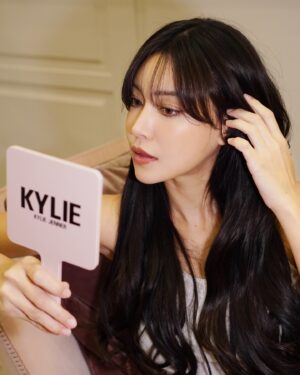 Sita Chutipaworakarn Instagram - Must Have!! สวยจัดเต็มแบบตัวแม่สวมมงกับ 2 Items ใหม่ล่าสุดจาก Kylie Cosmetics ที่ สาวๆ ห้ามพลาด! 

💄 Supple Kiss Lip Glaze 
ลิปกลอสเนื้อบางเบาที่ให้ความฉ่ำวาวแบบสุดปัง เพิ่มมิติให้ริมฝีปากอิ่มฟู คงความชุ่มชื้นและเงางามนาน 12 ชั่วโมง ด้วยเทคโนโลยี Bouncy Wrap มาด้วยกันทั้งหมด 6 เฉดสี สีโปรดของเราต้องยกให้ All Yours, Rose Bloom, และ Lover Girl น้องสวยละมุนมากกก ต้องมีๆๆ!

💖 Setting Spray สเปรย์เซ็ตผิวเนื้อแมตต์คุมมันตัวท็อปที่ขาดไม่ได้! น้องช่วยเติมความชุ่มชื้น ล็อกเมคอัพให้ติดทนทั้งวันและลดความมันส่วนเกิน สเปรย์ละอองละเอียดสุดๆ ใช้แล้วผิวสวยเมคอัพสดชื่นตลอดวัน เลิฟมากกก

📢 ใครไม่อยากตกเทรนด์ไปช้อปกันได้ที่ @EVEANDBOY ออนไลน์ หรือร้าน EVEANDBOY สาขา Siam Square One, Mega Bangna, The Mall Bangkapi, Zpell, Terminal 21 Pattaya, Fashion Island, The Mall Bangkae และ Centerpoint Siam Square ค่ะ

#KylieCosmetics #KylieCosmeticsTH #SuppleKissLipGlaze #EVEANDBOY