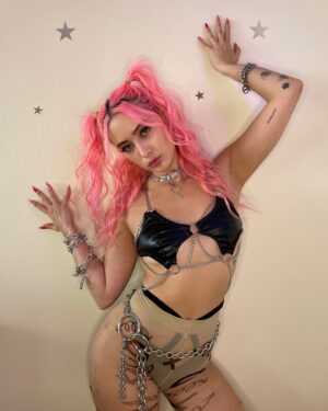 Skylar Roberge Instagram - What rock/ emo/ metal/ punk songs do you wanna hear in my sets? Taking requests 😉
…My bro asked for that one song from “Freaky Friday”, so I already got that down LMAO 😂😭

#itsnotaphase #emo #scenegirl #djs #pinkhair #chains #raveoutfit