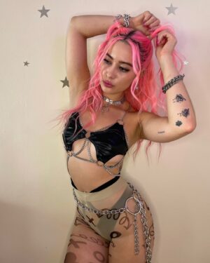 Skylar Roberge Instagram - What rock/ emo/ metal/ punk songs do you wanna hear in my sets? Taking requests 😉
…My bro asked for that one song from “Freaky Friday”, so I already got that down LMAO 😂😭

#itsnotaphase #emo #scenegirl #djs #pinkhair #chains #raveoutfit