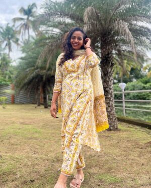 Sneha Babu Instagram - Just me and my teeny tiny bump😄

Wearing:- @artful.attire_by_and