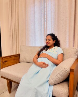 Sneha Babu Instagram - Expect lot of bump pics, hope you all don’t mind.🙈

Wearing:- @jasminescollections__