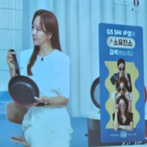 So Yoo-jin Instagram - #소유진쇼 첫방 무사히 마쳤어요~!!
방송함께 해주신 분들과
응원해주신 분들 감사해요 ♡
실시간댓글도 엄청 힘이 났어요 !!

스타트끊었으니 열심히 달려볼께요~
#소쇼 팀웍이 정말 최고에요^^
좋은 사람들과 함께 하는 난 행운아 ♡

그리고 중간에 깜짝 등장한 심진화언니 ㅋㅋ
아 진짜 사랑해 ~~ 

매주 금요일저녁 8시35분 
GSshop 채널에서 만나요~
기다릴께요 !! 

#소유진 #소유진쇼 #소쇼
#정은진 #이주원 쇼핑호스트