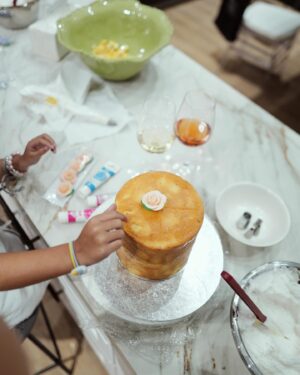 Sofia Andres Instagram - What Friday looks like? Vintage cake decorating with fam! 🎂