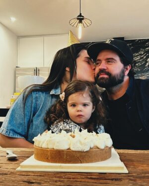 Sofía Garza Instagram - Crónicas de un 🎂

1. Olivia con cara de 💩 
2. El olor se puso intenso 🤢
3. Like Mother
4. Like Daughter
5. El ❤️ de mi vida
6. Selfie porque sí
7. Daher y yo cumplimos el mismo día
8. Carlos me organizó cena sorpresa 😮 
9. Gracias a todos por hacerme tan feliz