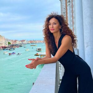 Sofia Milos Instagram - VENICE Film Festival time 
An extraordinarily beautiful romantic picturesque city on the water .
And I’m having so many flashback’s to the wonder I had in my eyes and heart while walking through the tight alleys, crossing the many many little bridges over the canals and admiring its history and art. 
Magnificent during the film festival past couple years. But also during Carnevale . Magical. 
If you never been to Venice, definitely a place to visit .

Slide for more pics and video ⬅️

.

#Sofiamilos #actress #venice #italy #venezia #tbt #biennaledivenezia #beautiful #poetic #italia #bellissima #romanticitiesoftheworld #filmfestival #film #cinema #venicefilmfestival #flashback #travel #mustvisit