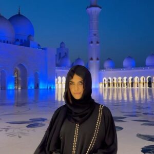 Sofía Suescun Instagram - Segundo día en Abu Dhabi visitando uno de sus lugares más emblemáticos 🕌 @szgmc_ae y disfrutando de cada uno de sus rinconcitos bien rodeada siempre 🐫👫💖 
@visitabudhabi #InAbuDhabi PUBLI