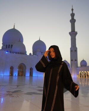 Sofía Suescun Instagram - Segundo día en Abu Dhabi visitando uno de sus lugares más emblemáticos 🕌 @szgmc_ae y disfrutando de cada uno de sus rinconcitos bien rodeada siempre 🐫👫💖 
@visitabudhabi #InAbuDhabi PUBLI