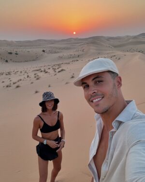 Sofía Suescun Instagram - Increíble experiencia en el desierto @desertrosetourism 
He visto muchos atardeceres pero este en concreto me lo llevo por siempre en la retina de mis ojos🏜️🐪
Gracias @visitabudhabi por enseñarnos Abu Dhabi, nos vemos pronto 🇦🇪 #InAbuDhabi PUBLI