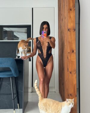 Sofía Suescun Instagram - Con qué os pondríais el body más viral de Shein? ✨🖤
@sheinofficial @shein_spain 

•Cuesta menos de 4€ y la referencia es 20637965

•Os dejo también los códigos descuento y búsqueda para encontrar artículos top:

-Código de búsqueda: RNMM5

-Código de descuento: Q3SOFIAA

#SHEIN #SHEINforAll #advertising #SHEINpartner #advertisement #brandambassador *PUBLI