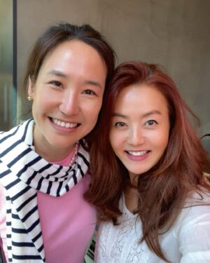 Sohn Mi-na Instagram - 지난해, 라디오 스타에 출연하러 방송국에 갔다가 제 마음에 엄청난 감동을 남긴 한 분을 만나게 되었는데요. 바로 이분! 강주은 언니^^ 

최민수 배우님의 아내로 많이들 알고 계시고, 저 역시 방송에서 뵈며 멋진 분이시겠다 짐작 했지만서도… 녹화 시간을 기다리며 대기실에서, 녹화 현장에서, 쉬는 시간 틈틈이 아주 가까이서 지켜본 강주은 언니의 면모에는 한마디로 표현하기 힘든 특별함이 있었어요. 이토록 다정하고 따뜻하고 깊고 아름답고 그윽하고 우아하면서 순수하고 맑고 투명하고 동시에 재치있고 반짝이고 또 재미있는 사람이 실제로 존재할 수 있구나! 이런 느낌이었죠.

그런데 너무나 완벽한 사랑스러움을 갖춘 이런 분이 저와 마음이 찌리리 통해서 서로 좋아하고 응원해 마지 않는 언니 동생 사이가 되었다는 것은 인생의 큰 선물이라고 생각해요. 

인생에 대한 철학, 사랑에 대한 언니의 지혜로운 말씀과 조언들, 다정한 응원, 과분할 정도의 폭풍 칭찬세례까지…. 마주 앉아 얘기하고 있으면 그 자체로 큰 위로가 되고 용기가 되고 가슴이 벅차오르게 하는 매직을 발휘하는 언니! 아, 나도 이렇게 멋진 어른으로 살고 싶다 라는 꿈을 주시는 분! 방송에서 보여지는 것보다 백배 더 멋지고 따뜻한 언니와 어제 즐거운 커피 데이트를 했어요^^ 

시간이 부족할 정도로 재미났던 수다 끝에 언니께서 직접 쓰신 책을 선물해 주셨는데요. 어쩌면 싸인도 그리 정성 가득 하시는지… 또 한수 배웠고요. 저는 언니께 답례로 저희 올리브오일과 올리브 팩을 선물해 드렸지요. 넘 좋아하셔서 저도 넘 행복했고요. 만날 때마다 깊은 여운을 남기시는 강주은 언니를 향한 팬심 가득 포스팅 하나 남겨 봅니다.

여러분의 롤모델, 또 여러분의 쏘울 메이트는 누구인가요?