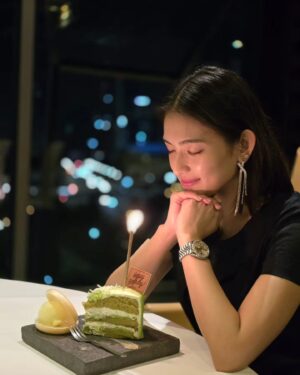 Somaline Ang Instagram - It's NOT my birthday, but i love this picture, i love the cake, i love the view, i love the food, i love the fellowship and i love the 30 year old me 🤩🤩🤩 

Thank you @calvingan26 @nickk_teo