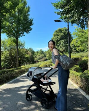 Son Yeon-jae Instagram - 가을인줄알고 나왔는데……. 🤷‍♀️☀️