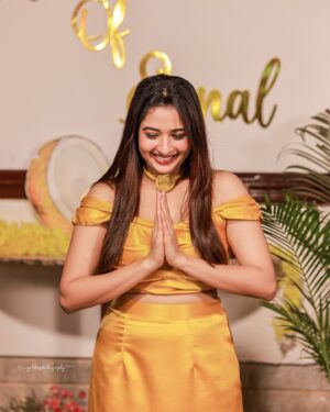 Sonal Monteiro Instagram - The Roce ceremony is a traditional Mangalorean Catholic pre-wedding ritual that involves anointing the bride and groom with a mixture of coconut milk and oil.

Roce of: @sonal_monteiro_official 
#tharunsonaltakeok