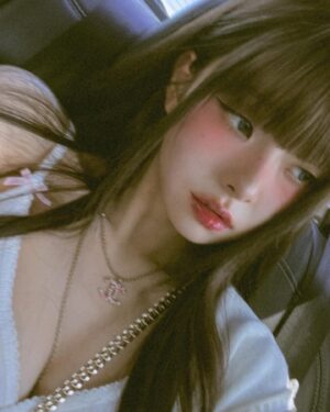 Song Jia Instagram - #광고 다가오는 가을에 예쁠것같은 이번 네일 💜 
차분한 퍼블빛으로 반짝이는 물광네일!!! 저는 사랑스러운 후디랑 연출해봤어용🎀🎀 포인트로 크롬 곰돌이 파츠도 올라가있어서 빈티지한 목걸이를 한 듯 유니크함까지 가져갈수있다눙고 🧸💅🏻
제가 붙인 무디 말고도 빈티지 모브 팁도 있는데 은은한 로즈빛에 고급스러운 무드가 더해진 네일이에요 실버하트 파츠가 매력적인 빈티지모브도 추천드려요 🫰🏻

近づく秋にぴったりの可愛い今回のネイル💜
落ち着いたパープル色に輝く水光ネイル!!!
私は可愛らしいフーディーと合わせてみました🎀🎀 ポイントとしてクロムクマさんパーツもついていて、ヴィンテージネックレスをしたようなユニークさも楽しめる🧸💅🏻
私がつけたムーディー以外に 
ビンテージモーブは、ほのかなローズカラーに高級感のあるムードが加わったネイルで、シルバーハートパーツが魅力的なビンテージモーブもおすすめです🫰🏻 @fingersuit_jp