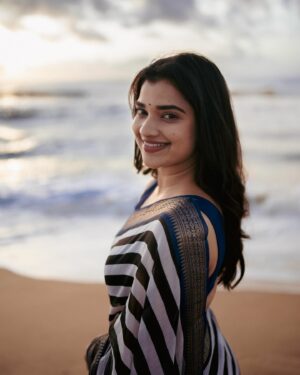 Soniya Suresh Instagram - Photography: @portraitsbylokesh 
.
.
.
#photo#instagram#sunrise#beach#shoot