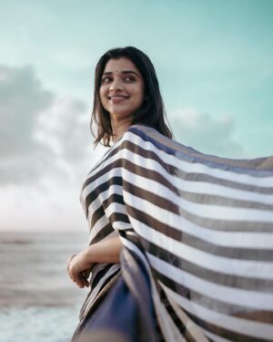 Soniya Suresh Instagram - Photography: @portraitsbylokesh 
.
.
.
#photo#instagram#sunrise#beach#shoot