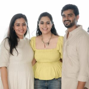 Sonu Gowda Instagram - Glimpse of birthday and baby shower celebration, thank you everyone for making it more more special♥️ 

Indeed it was so unplanned but girls made it a moment to remember ♥️ thank you girls ♥️😇

Location- @topicbengaluru 
Photography- @candids_by_umesh @umesh__photography___ 
Cake and cupcakes- @magnum_patisserie