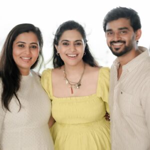 Sonu Gowda Instagram - Glimpse of birthday and baby shower celebration, thank you everyone for making it more more special♥️ 

Indeed it was so unplanned but girls made it a moment to remember ♥️ thank you girls ♥️😇

Location- @topicbengaluru 
Photography- @candids_by_umesh @umesh__photography___ 
Cake and cupcakes- @magnum_patisserie