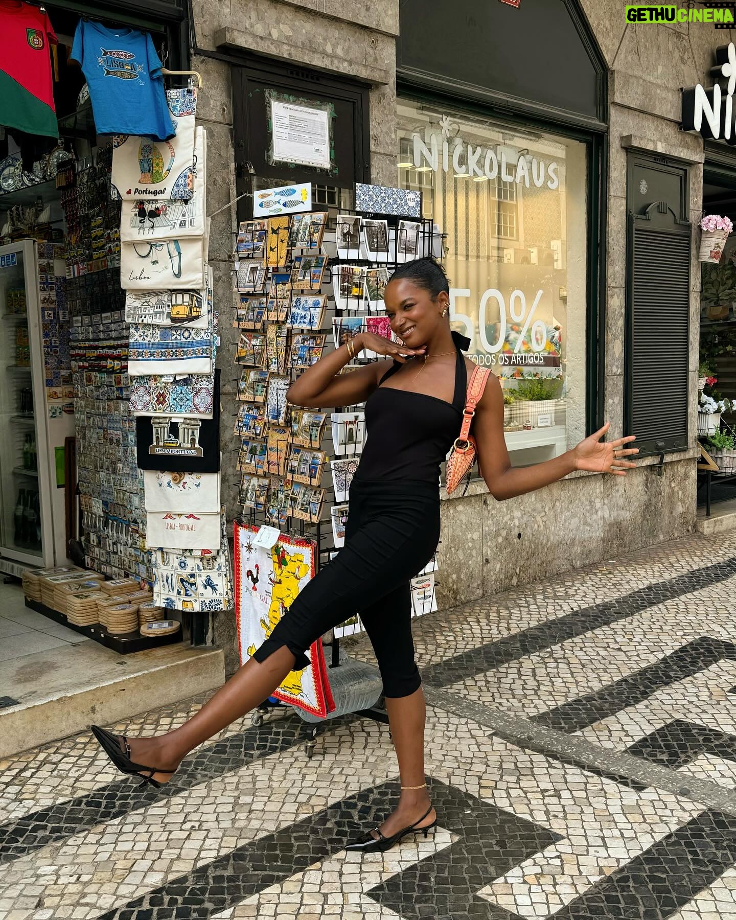 Soraia Tavares - 3.2K Likes - Uma voltinha pela baixa Lisboeta para conhecer a nova loja @theofficialpandora
Está 👌🏾
#pandora #lisboa #rossio