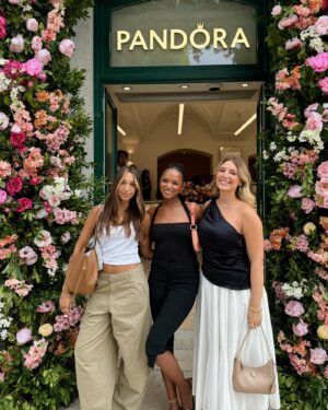 Soraia Tavares Instagram - Uma voltinha pela baixa Lisboeta para conhecer a nova loja @theofficialpandora 
Está 👌🏾 

#pandora #lisboa #rossio