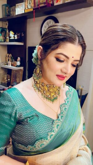 Srabanti Chatterjee Instagram - @srabanti.smile ❤️ 
Styled by @rudra_saha_official 
Makeup @ripika_das 
Hair @puspa_banik_2016 
Saree @kalangkrita 
#kolkata #srabanti #rudrasaha #tollywood