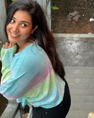 Sree Nithi Instagram - 🌸🦋வா செல்லம்
வா வா செல்லம்
நடக்கிற பட்டாம்பூச்சி நீ தானே
ஆறடி ஆள்தான் செல்லம்
குதிக்கிற குச்சி மிட்டாய் நான் தானே🦋🌸

Pc : @varsha__viswam ✨