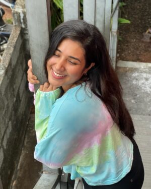 Sree Nithi Instagram - 🌸🦋வா செல்லம்
வா வா செல்லம்
நடக்கிற பட்டாம்பூச்சி நீ தானே
ஆறடி ஆள்தான் செல்லம்
குதிக்கிற குச்சி மிட்டாய் நான் தானே🦋🌸

Pc : @varsha__viswam ✨