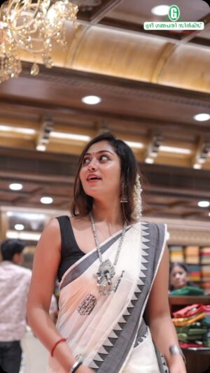 Sreethu Krishnan Instagram - Thank you @sriganapathysilks ❤️…
I had a fantastic time spending with the Palakkad makkaleyyyy✨ 
 
Do check out their store makkalee .. they have great collections 😍 you guys will love it ✨…
Beautiful saree was gifted by @toncy.ressen and anitha ✨
Wearing @weaversvillagestore 

#grateful #sreethukrishnan #palakkad