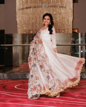 Sri Divya Instagram - #MeiyazhaganAudioLaunch 🧡

👗 @seharrebysahitheereddy 

💎 @devijewellersjubileehills 

M&H @makeupartistpj @kranthi_hairstylist 

📸 @vivekraadhakrishnan 

#MeiyazhaganFromSep27