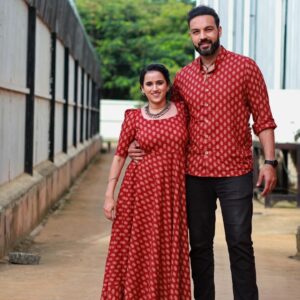 Sriranjani Sundaram Instagram - The tall and short of it :)
Height match aagale naalum, our clothes (and mindset) MATCHY MATCHY! 

Costume @chitras_fashion_studio 
Mua @jay_makeup_artist_