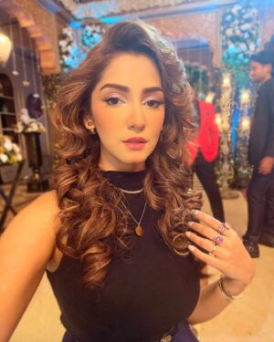 Srishti Jain Instagram - The perfect blowout doesn’t exist! 

Hair - @gulshanmazher123 Magic worker!