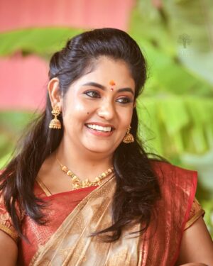 Sruthi Shanmuga Priya Instagram - Extremely grateful to have those lovely friends in my life who bring this kind of a smile in my face 🫶🏻🥹😘

Undoubtedly my guardian angel likes to see my smiling happy face everytime @arvind__shekar ! Thank you for sending good hearts all my way Arvind ❤️

Thank you Jawahar bro for these beautiful candid clicks! I love them 🥹 @rootzstudios
