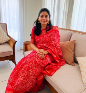 Sshivada Instagram - ഇന്ന്‌ ചിങ്ങം ഒന്ന്…സമൃദ്ധിയുടെയും ഐശ്വര്യത്തിന്റേയും പുതുവത്സരാശംസകള്‍!!

Sari @thebishafashion 
Earrings @mayilpeeli_jewels 

#chingam #happynewyear #wishes #prosperity #happiness
