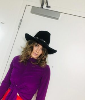 Stana Katic Instagram - 🤠 Day Twenty-Seven, gorgeousnesses!
Tomorrow is the finish. I hope you’ll celebrate yourself at the end of this run. Tag me in your celebration photos so I can see and celebrate with you! Looking forward to finishing off strong. 💪🏽💪🏽💪🏽 #AFitterFunnerMe