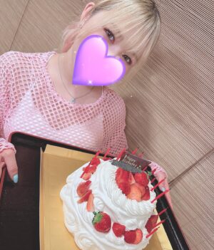 Starlight Kid Instagram - 年齢不詳の新成人＋3になったよ🐯🖤
お祝いありがとう✨

誕生日くらい沢山食べちゃっても許されるよね！！！！
って自分に言い聞かせてる👍🏻

#SLK
#スターライトキッド
#NEOGENESIS
#スターダム
#STARDOM
#女子プロレス