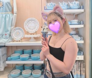 Starlight Kid Instagram - 初めての海外ディズニー🐭💞
リーナベルちゃんグッズ買えて嬉しいー！
そして会えて嬉しいー！

食べ物が全部かわいい😭🫶🏻

#SLK
#スターライトキッド
#NEOGENESIS
#スターダム
#STARDOM
#女子プロレス
#香港ディズニー
#SLKの夏休み