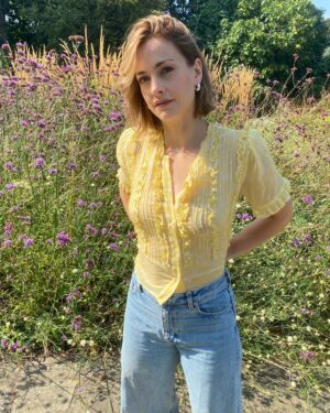 Stefanie Martini Instagram - Bobbing along 💇
📸 @el__wood