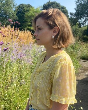 Stefanie Martini Instagram - Bobbing along 💇
📸 @el__wood