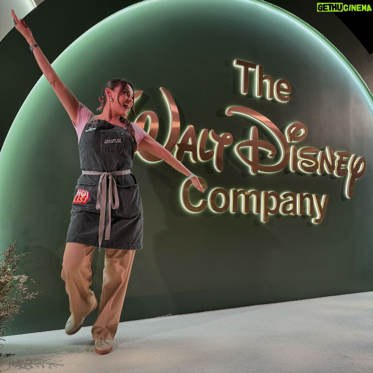 Stephanie Despain - 16.7K Likes - Last Nights Emmy’s after party was so much fun! I got to meet amazing ppl, see friends and LEGENDS from Indian Country and serve Bison burgers all night! 🍔
Apron patches @urbannativeera 🪶
@disney @abernethysla @musiccenterla #emmys2024