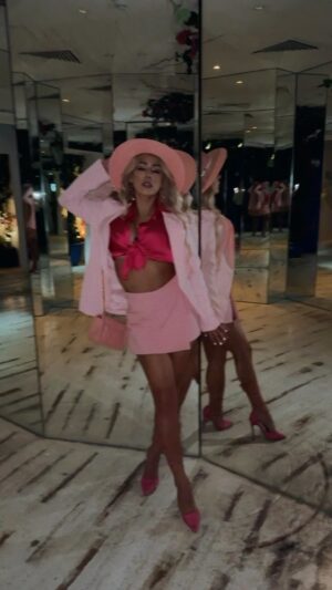 Stephanie Herela Instagram - Pink mood 💕