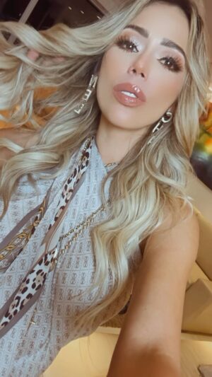 Stephanie Herela Instagram - Gracias por este maquillaje ❤️ @nelsynav y mi cabello gracias a @enricoramirez_ si quieres verte divina y bella te recomiendo ir a @h2o.hairstudio ❤️ encantada con el servicio y atención muchas gracias ❤️