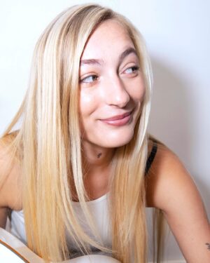 Stien den Hollander Instagram - Lieve allemaal, na 2 jaar lang met ‘Ik Besta Voor Altijd, Zolang Jij Aan Mij Denkt’ getourd te hebben wilde ik heel graag iets nieuws doen:  een theater voorstelling maken en spelen 💞 
Ik mocht deze zomer het al spelen op @oerolterschelling en nu gaan we echt de theaters in dit najaar!! ‘Groeipijn’ is een verhaal verteld doormiddel van mijn muziek, van ‘Antipsychotica’ tot aan nu
Van donker naar licht 💘
Ik ga 3 try outs spelen en de tickets daar van zijn nu in de verkoop!!! 💖
Ik heb er echt heeel veel zin in en hoop jullie te zien 💗💓💐💘💕 
Kaartjes via link in bio