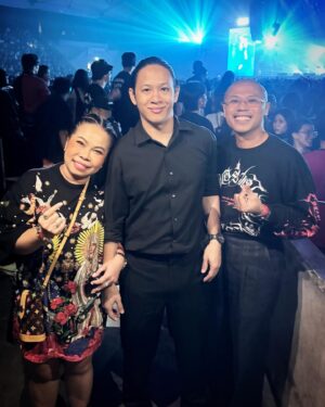 Sudarat Butrprom Instagram - มาดูคอนเสริ์ต @taitosmith  กูฟังเพลงไทย แต่คนเดินมาสวัสดี คือผู้บริหารค่าย คือคุณโอม @ohmhar ทุกครั้งที่เจอ เหมือนเดิมทุกครั้ง  ขอบคุณการต้อนรับทุกครั้งคุณน่ารักมากเลย พี่พร้อมsupport วงนี้ พี่รัก ไททศมิตร รักจ๋าย รักทุกคน กดบัตร มาดู ด้วยความรัก ขอชื่นชมและ เป็นกำลังใจ นะคะ คอนเสริ์ตวันนี้ โครตดีค่ะ คุณโอม 👊🏻❤️🤟🏻