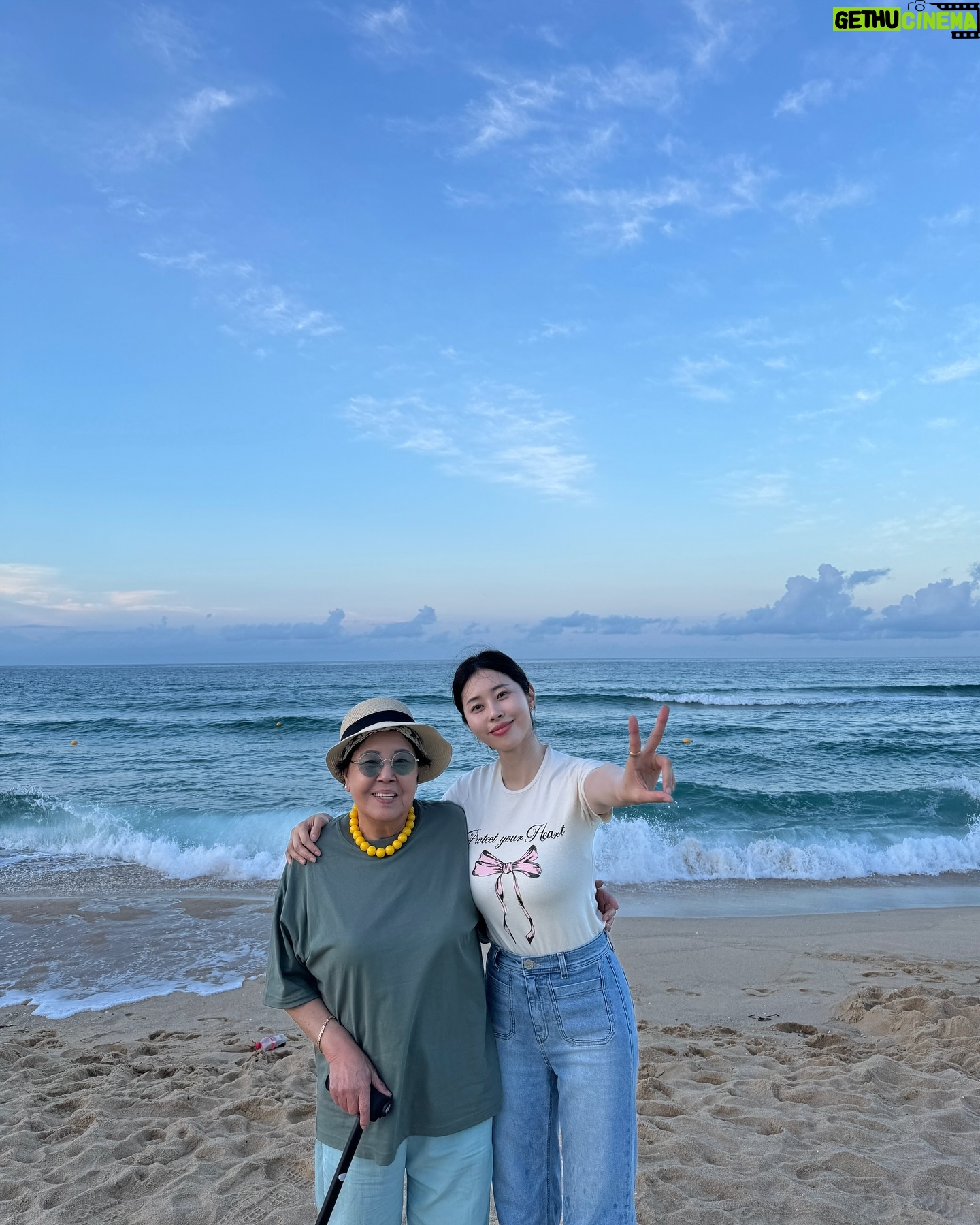 Suh Dong-joo - 9.7K Likes - 아침부터 걸려온 엄마의 전화에 갑작스레 떠난 주문진 바다였건만 마침 애견동반이 가능한 바닷가더라구요. 갑자기 텐션업되서 다같이 어린 아이들처럼 뛰어놀고 회에 디저트에 대게까지 잔뜩 먹고 새벽에 돌아왔어요🐶🐶