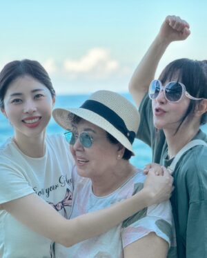 Suh Dong-joo Instagram - 아침부터 걸려온 엄마의 전화에 갑작스레 떠난 주문진 바다였건만 마침 애견동반이 가능한 바닷가더라구요. 갑자기 텐션업되서 다같이 어린 아이들처럼 뛰어놀고 회에 디저트에 대게까지 잔뜩 먹고 새벽에 돌아왔어요🐶🐶