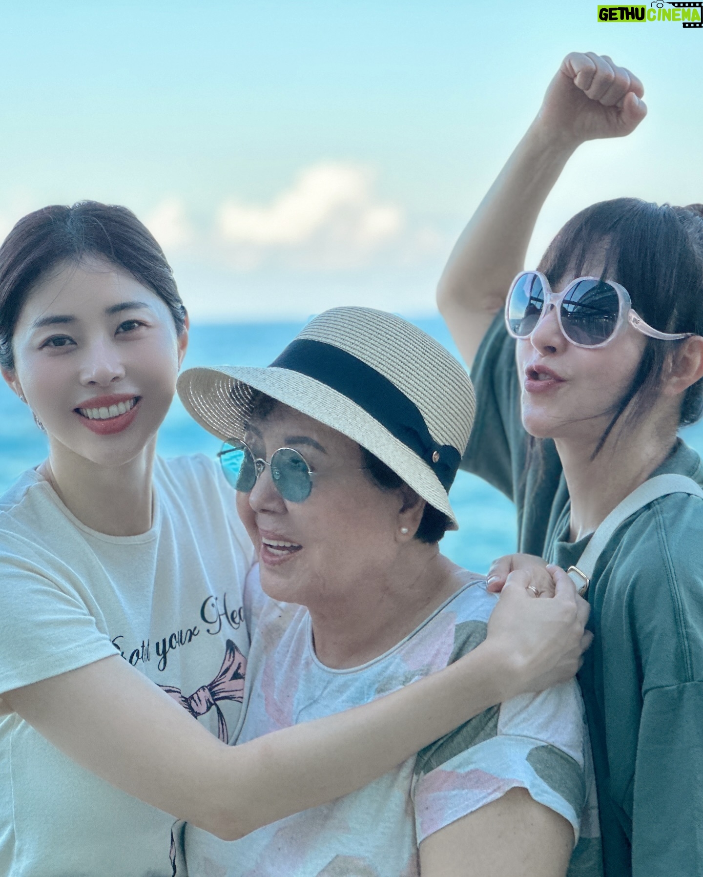Suh Dong-joo - 9.7K Likes - 아침부터 걸려온 엄마의 전화에 갑작스레 떠난 주문진 바다였건만 마침 애견동반이 가능한 바닷가더라구요. 갑자기 텐션업되서 다같이 어린 아이들처럼 뛰어놀고 회에 디저트에 대게까지 잔뜩 먹고 새벽에 돌아왔어요🐶🐶